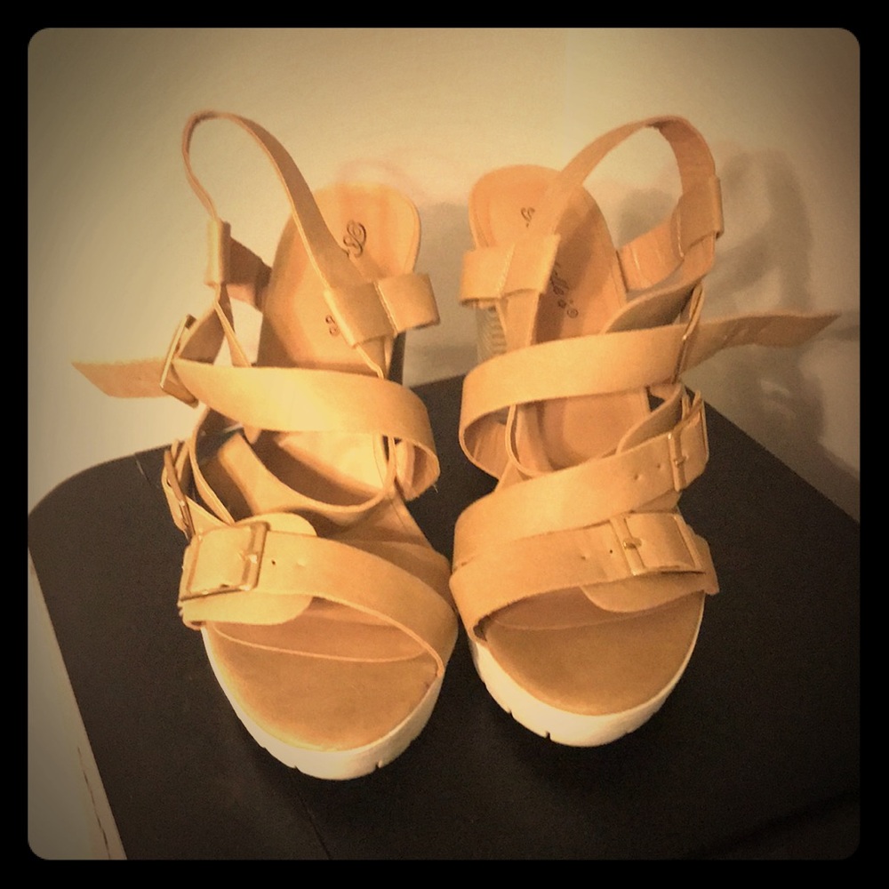 Tan and white open toe platform shoe